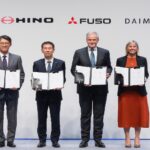 (De izq. a der) Koji Sato, CEO de Toyota; Satoshi Ogiso, CEO de Hino Karl Deppen, CEO de Mitsubishi Fuso; Karin Rådström, CEO de Daimler Truck, durante el acuerdo con el que Hino y Mitsubishi se fusionaron. Factor Automotor