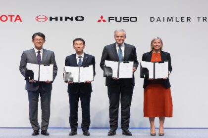 (De izq. a der) Koji Sato, CEO de Toyota; Satoshi Ogiso, CEO de Hino Karl Deppen, CEO de Mitsubishi Fuso; Karin Rådström, CEO de Daimler Truck, durante el acuerdo con el que Hino y Mitsubishi se fusionaron. Factor Automotor