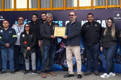 (Cent. izq. )Manish Rathore, vicepresidente de Bajaj Latinoamérica, y Olaf Sarabia, CEO de Bajaj y MotoDrive México, muestran la certificación TPM. Foto. Rafael Fernández