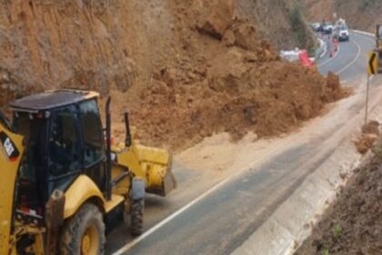 Un equipo de 420 ingenieros y más 200 excavadoras, camiones y vehículos de carga trabajan para liberar las vías. Factor Automotor