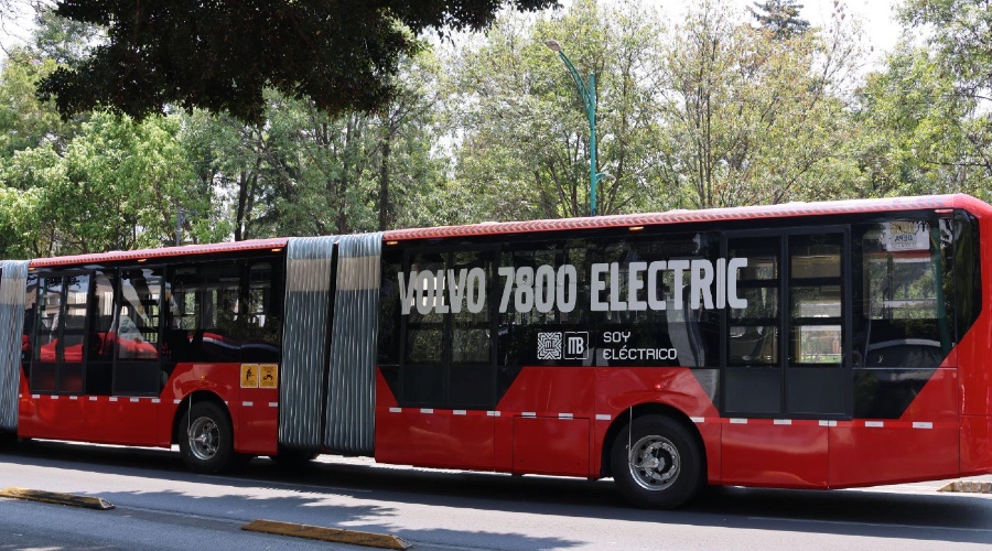 Unidades biarticuladas similares a las que circulan en la Línea 1 de Metrobús son probadas en Bogotá y Brasil. Factor Automotor