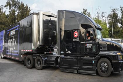Los haulers tienen capacidad para transportar dos autos así como equipo de telemetría, repuestos y herramientas que se emplearán en NASCAR Mexico City Weekend. Factor Automotor