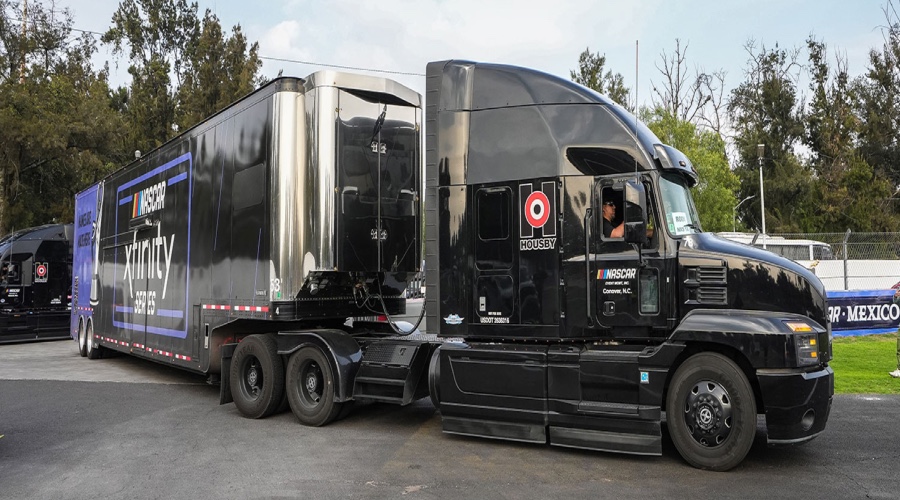 Los haulers tienen capacidad para transportar dos autos así como equipo de telemetría, repuestos y herramientas que se emplearán en NASCAR Mexico City Weekend. Factor Automotor