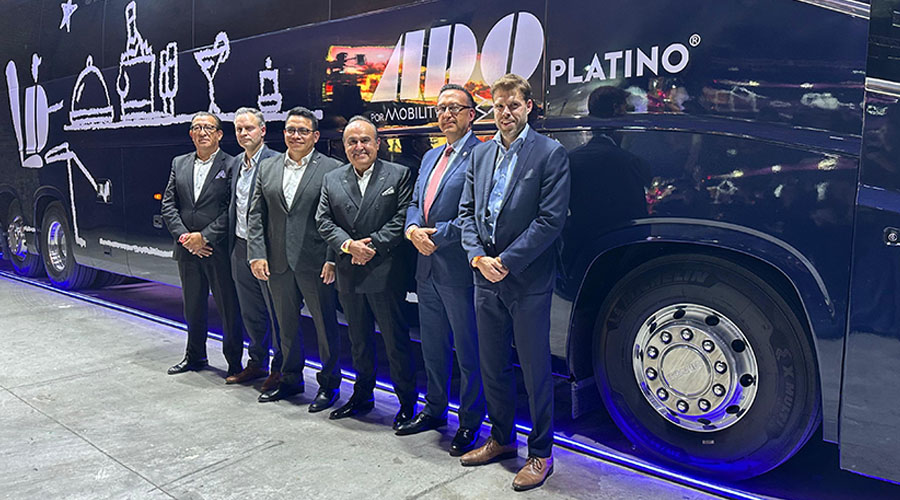 Aldo Alarcón, director general de transporte para México y América Latina de Movility ADO, acompañado de Alejandro Mondragón, CEO y Presidente de Scania México e Iñigo Alday, director general de Irizar México, con invitados especiales durante la presentación de los  nuevos autobuses para las categorías GL y Platino 