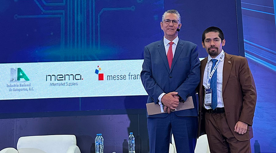 Eric Blasco, director comercial de APYMSA y Omar Martínez, gerente de Equipo Original y Mercado de Repuesto en la INA