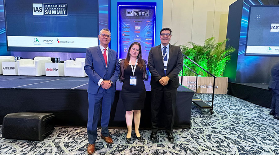 Eric Blasco, director comercial de APYMSA; Irma Soto, directora de Marketing y Comunicación Grupo APYMSA y Rogelio Arzate, presidente ejecutivo de ANPACT 