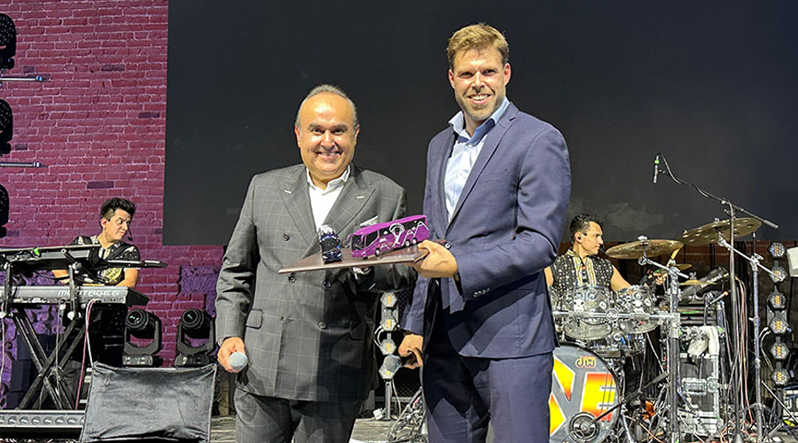 Aldo Alarcón, director general de transporte para México y América Latina de Movility ADO e Iñigo Alday, director general de Irizar México