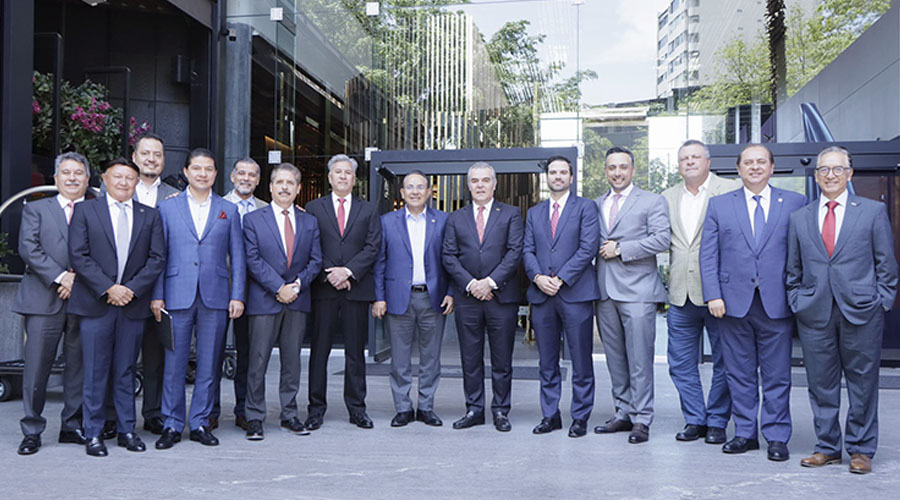 Al centro Miguel Ángel Martínez Millán, presidente nacional de CANACAR, acompañados de Francisco Cervantes Díaz, presidente del CCE; Jorge Cazarez, vicepresidente general de CANACAR; Javier Arizona Amador, vicepresidente general de CANACAR; Uriel Jofre Vega, secretario de Análisis Económico de CANACAR; Carlos Fernández, prosecretario de Fomento a la Productividad, entre otros miembros destacados de CANACAR.