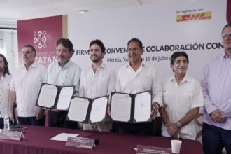 Representantes de DHL Express y de la Secretaría del Trabajo de Yucatán firmaron el acuerdo de colaboración. Factor Automotor