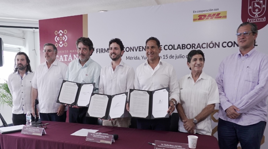 Representantes de DHL Express y de la Secretaría del Trabajo de Yucatán firmaron el acuerdo de colaboración. Factor Automotor