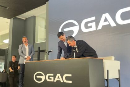 (De izq. a der.) Juan Raúl Plauchu, gerente de mercadotecnia de GAC México; Rafe Huang, presidente y director general de GAC Motor México, y Mauricio Ochmann, embajador de la marca automotriz. Factor Automotor