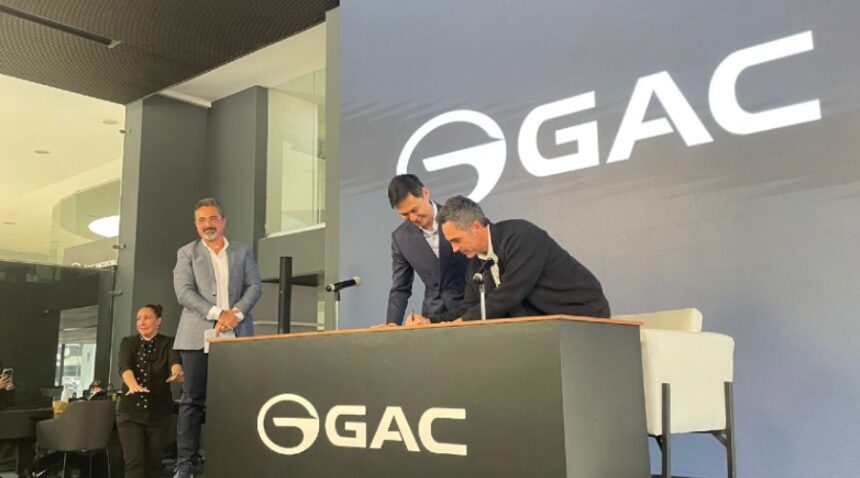 (De izq. a der.) Juan Raúl Plauchu, gerente de mercadotecnia de GAC México; Rafe Huang, presidente y director general de GAC Motor México, y Mauricio Ochmann, embajador de la marca automotriz. Factor Automotor