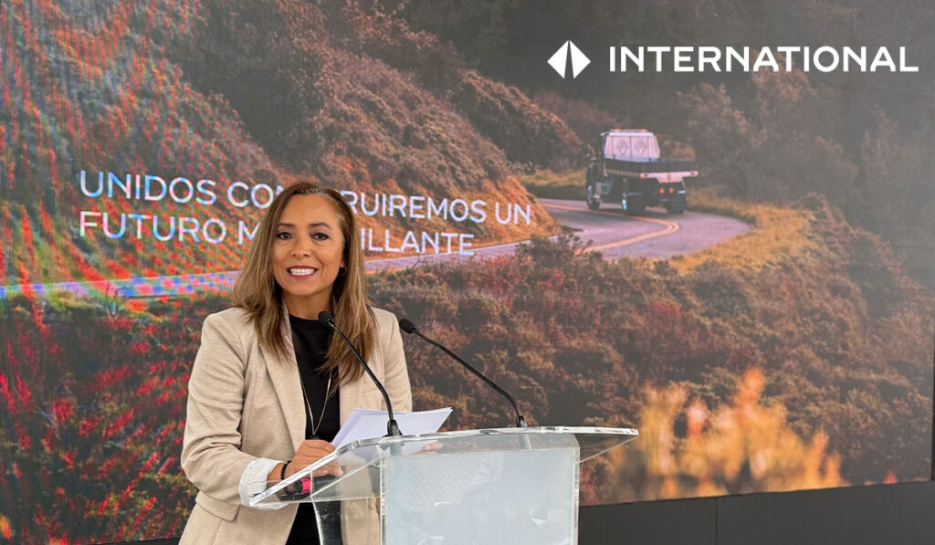 Karina Olvera, responsable de comunicaciones, relaciones públicas y eventos de International Motors México anuncia la alianza con Reforestamos México 