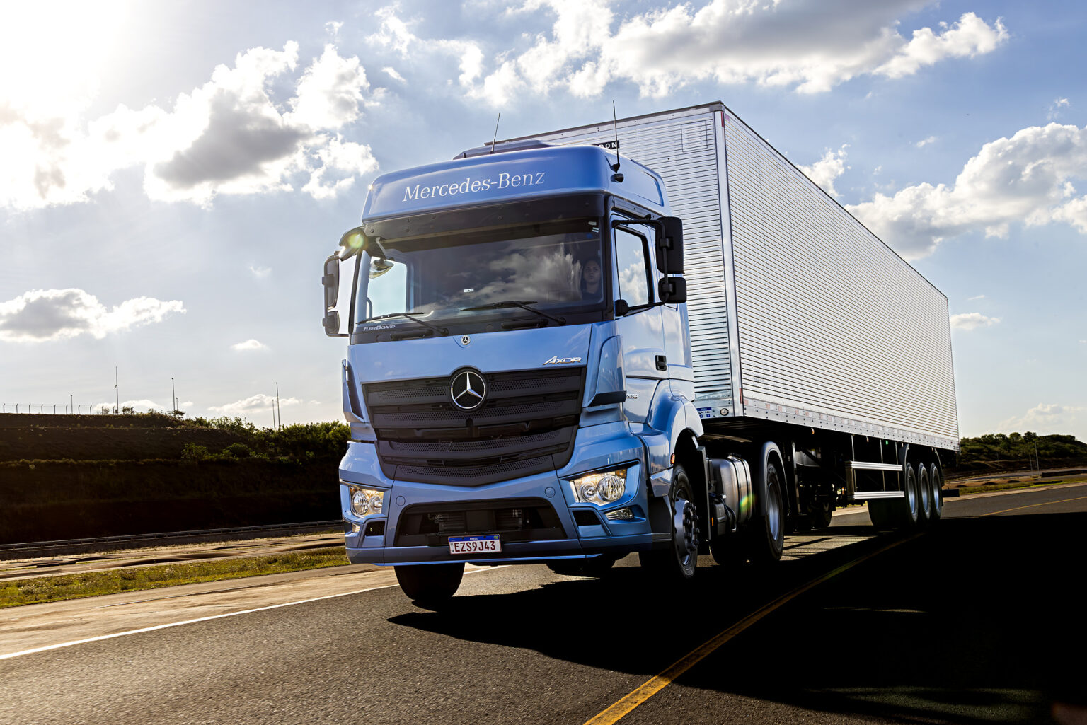 Mercedes-Benz Axor 2038 con configuración 4x2. Factor Automotor