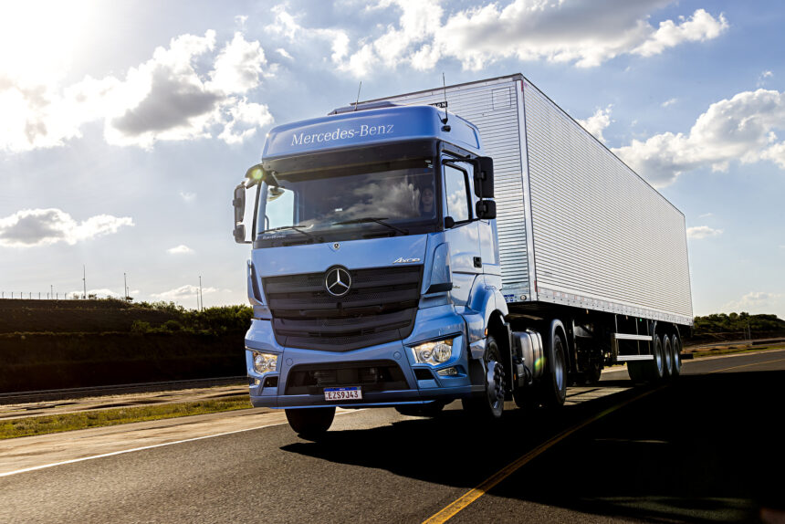 Mercedes-Benz Axor 2038 con configuración 4x2. Factor Automotor