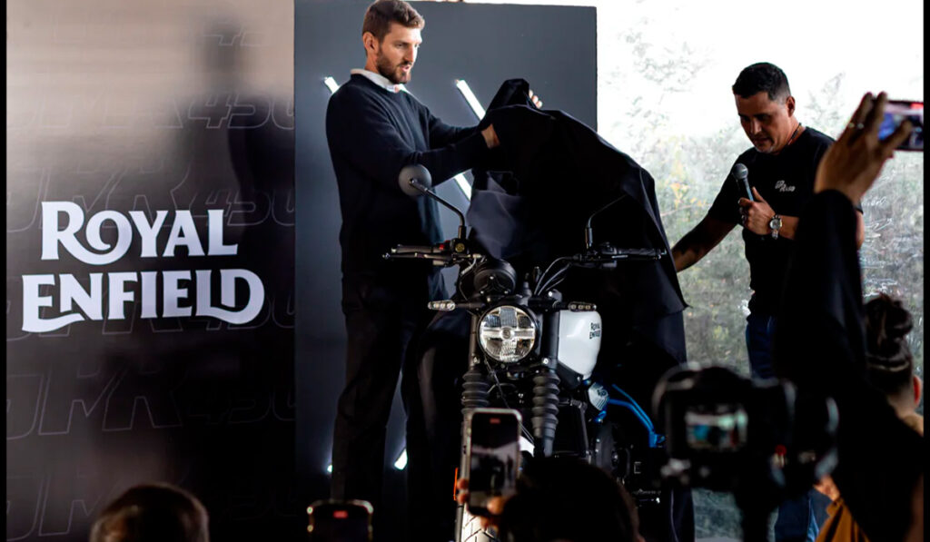 Martin Schwartz, presidente Motor Continental y David Rolón García, Regional Business Manager de Royal Enfield en Latinoamérica, presentan la GRR 450 de Royal Enfield Martin Schwartz, presidente Motor Continental y David Rolón García, Regional Business Manager de Royal Enfield en Latinoamérica, presentan la GRR 450 de Royal Enfield