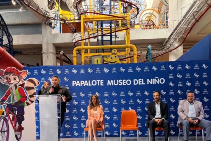 (De izq. a der.) Andrés Pérez Peña, director de Fundación Mobility ADO, Alejandra Cervantes, directora del Papalote Museo del Niño. Factor Automotor