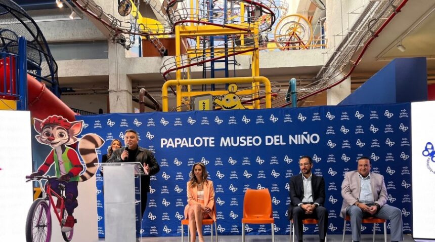 (De izq. a der.) Andrés Pérez Peña, director de Fundación Mobility ADO, Alejandra Cervantes, directora del Papalote Museo del Niño. Factor Automotor