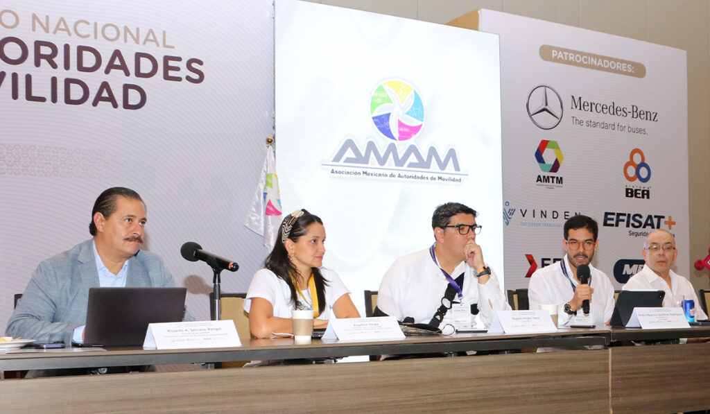 Rogelio Arzate, presidente de ANPACT acompañado de Alejandro Osorio, director de Asuntos Públicos y Comunicación de ANPACT y Coordinador del Consejo Promotor de la AMAM; Ricardo Serrano Rangel, presidente de la AMAM y titular de Movilidad en Aguascalientes y Angelica Vesga, directora de asuntos públicos y comunicación de WRI, en la 32 edición Asociación Mexicana de Autoridades de Movilidad. Rogelio Arzate, presidente de ANPACT acompañado de Alejandro Osorio, director de Asuntos Públicos y Comunicación de ANPACT y Coordinador del Consejo Promotor de la AMAM; Ricardo Serrano Rangel, presidente de la AMAM y titular de Movilidad en Aguascalientes y Angelica Vesga, directora de asuntos públicos y comunicación de WRI, en la 32 edición Asociación Mexicana de Autoridades de Movilidad.