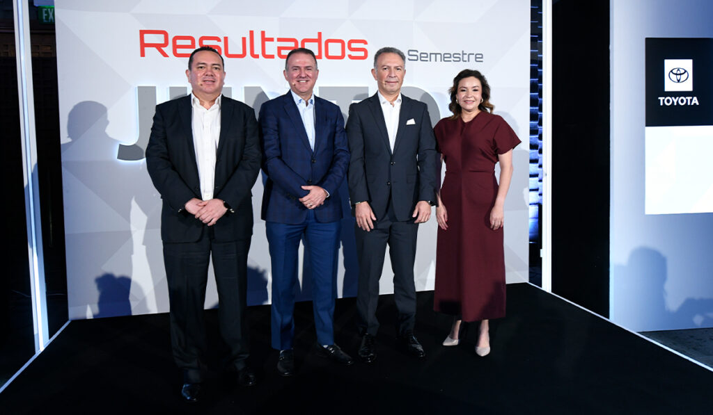 Guillermo Díaz, presidente de Toyota Motor Sales y Lexus de México acompañado de Juan Mejía, director de Servicio al Cliente de Toyota México; Marisol Blanco Gerardo Romero, vicepresidente de operaciones y Marisol Blanco, gerente de relaciones y publicas y comunicación en la presentación de los resultados de comercialización de Toyota de México en el primer semestre de 2025