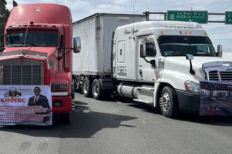 Transportistas-de-AMOTAC-bloquean-vialidades-en-Puebla-exigen-mayor-seguridad-carretera-Factor-Automotor