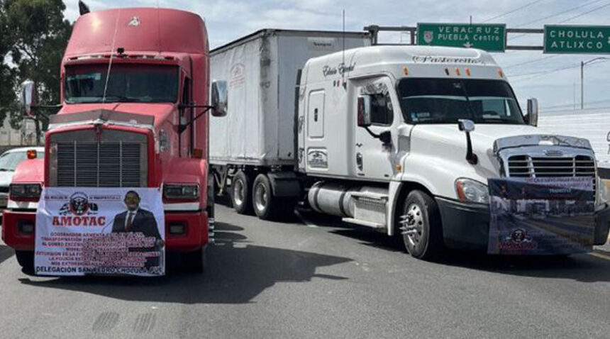 Transportistas-de-AMOTAC-bloquean-vialidades-en-Puebla-exigen-mayor-seguridad-carretera-Factor-Automotor