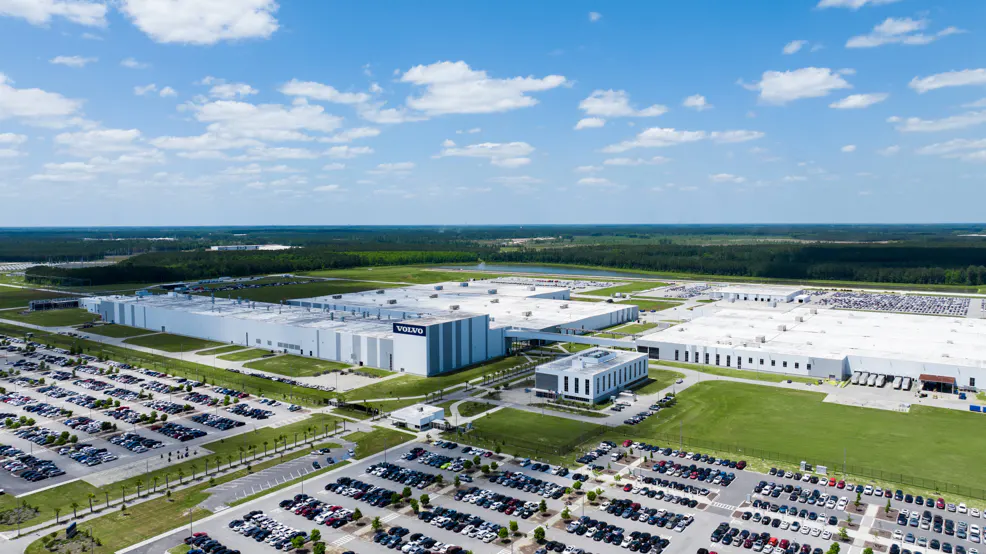 La fábrica de Charleston, Carolina del Sur, fue inaugurada en 2015; ahí se ensambla el modelo híbrido EX90 y cuenta con una línea de producción de baterías. Factor Automotor
