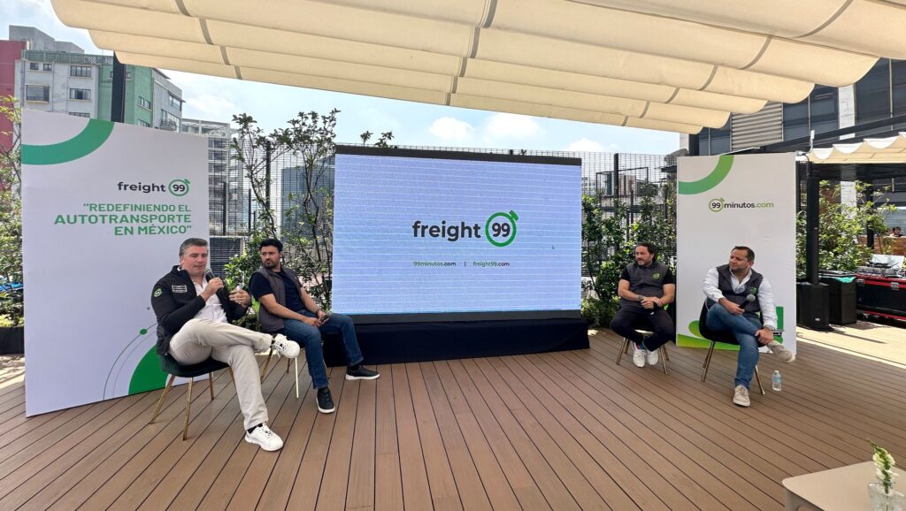 Santiago Saviñón, Chief Growth Officer de 99minutos y Manuel Brenner, director de Freight99  presentan la nueva solución de 99 minutos Freight99