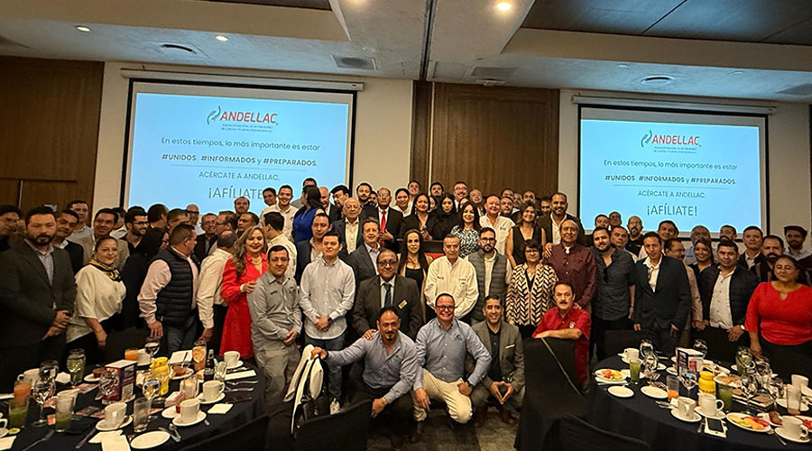 Al centro Enrique Acosta, presidente de ANDELLAC, acompañado de colegas y amigos en la Junta Regional realizada en el marco de Expo Internacional RUJAC 2025 