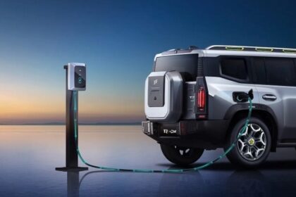 Las autos híbridos enchufables poseen una batería más grande que les permite almacenar energía para funcionar en un modo totalmente eléctrico en trayectos cortos. Factor Automotor