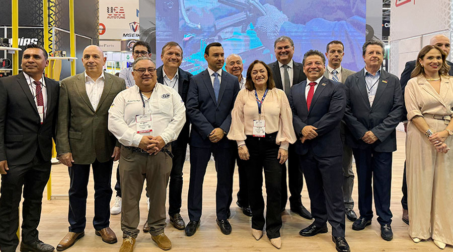 Jacqueline Cruz, directora general de CAHSA; Enrique Acosta, presidente de la Asociación de Distribuidores de Llantas y Plantas Renovadoras (Andellac); Roberto de la Rosa, presidente de la Asociación Nacional de Representantes, Importadores y Distribuidores de Refacciones y Accesorios para Automóviles (ARIDRA) en RUJAC 2025
