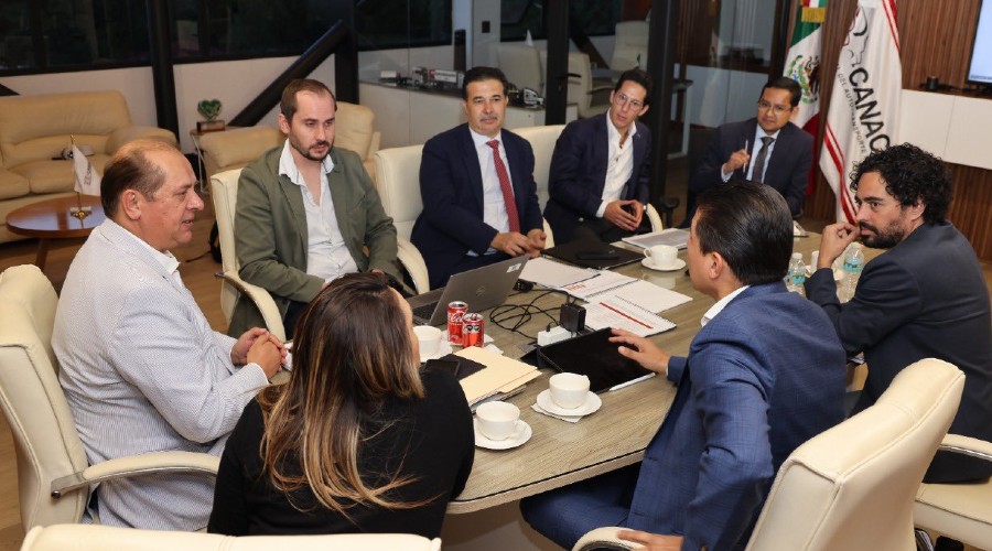 Miembros de CANACAR dialogan en torno a las necesidades del autotransporte y las propuestas que presentarán ante Hacienda y el Congreso. Factor Automotor