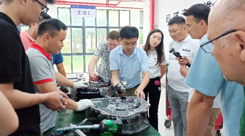 Cerca de 22 técnicos viajaron a China para conocer a detalle la tecnología NEV con la cual se diseñaron modelos como el Tiggo. Factor Automotor