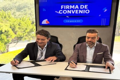 Manuel Montes Bertin, director de cumplimientos y asuntos regulatorios en DHL Express, y Héctor Tijerina, director Ejecutivo de INVEST Monterrey. Factor Automotor