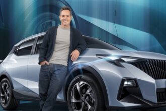 Mauricio Ochman junto a su EMZOOM de GAC, un SUV ideal para la familia. Factor Automotor