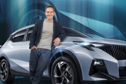 Mauricio Ochman junto a su EMZOOM de GAC, un SUV ideal para la familia. Factor Automotor