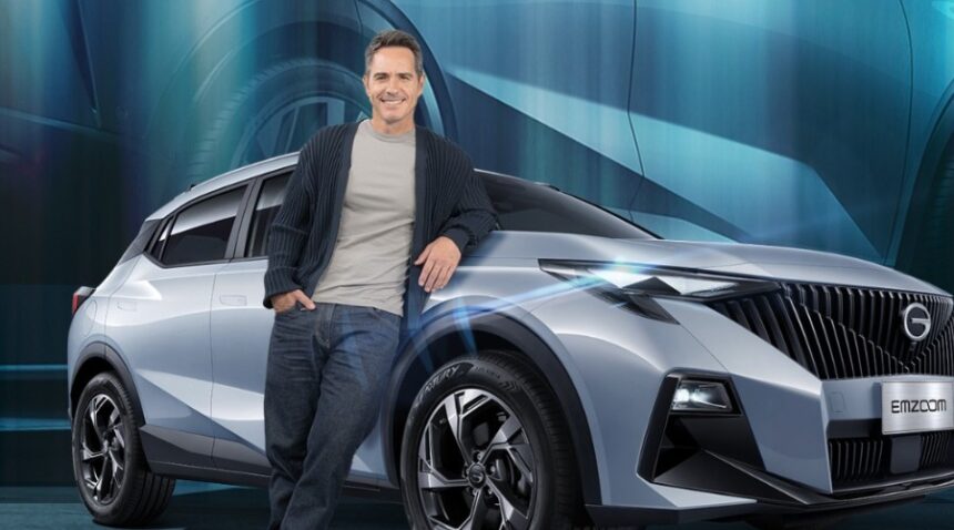 Mauricio Ochman junto a su EMZOOM de GAC, un SUV ideal para la familia. Factor Automotor
