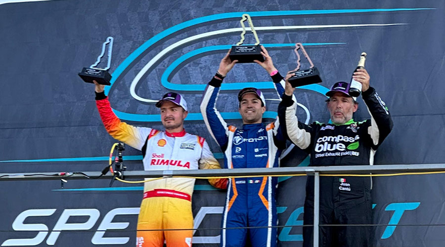 Salvador de Alba Jr.; Santiago Tovar y Juan Cantú, durante la carreta de tractocamiones de la Súper Copa Roshfrans-SpeedFest 2025   