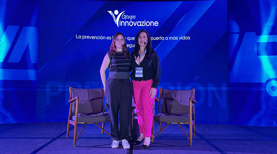Clara Fragoso, colaboradora del área de prevención de riesgos en Grupo Innovazione acompañada de Irma Herrera, Directora de Relaciones Institucionales de Grupo Innovazione durante el Foro INNODUM 2025