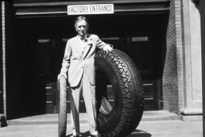 Harvey Firestone, fundador de Firestone, hoy en día una compañía líder en la fabricación de neumáticos. Factor Automotor