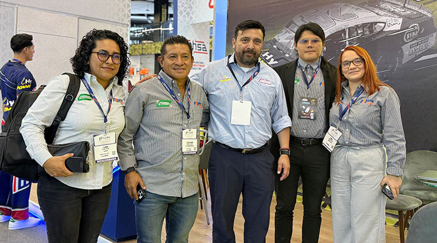 Visitantes de Expo Internacional RUJAC 2025 en el stand de CAHSA 