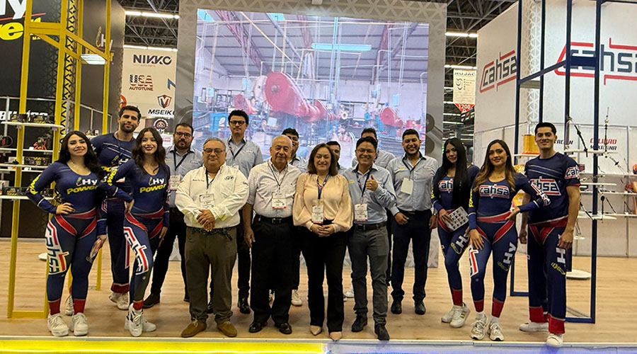 Al centro Jacqueline Cruz, directora general de CAHSA; Jesús Arias Zúñiga, gerente de Desarrollo de Producto de Hy Power; Ricardo Pacheco, asesor comercial de CAHSA en Expo Internacional RUJAC 2025