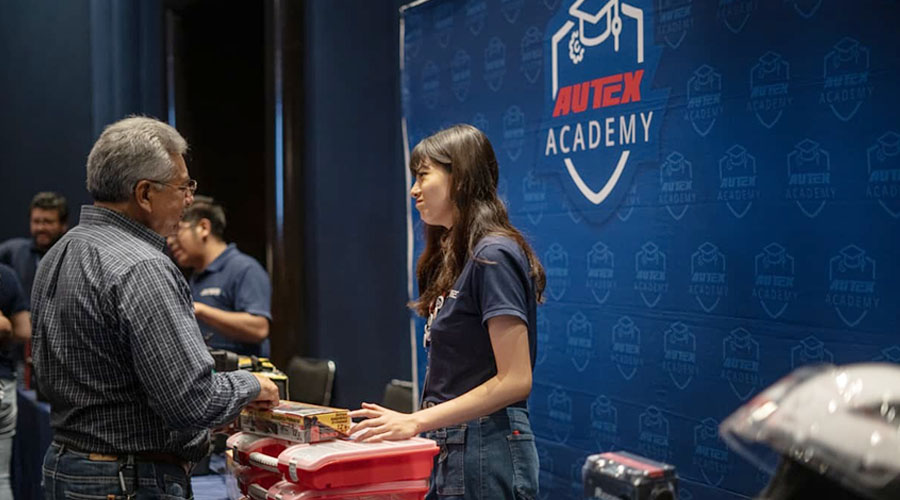 Mecánico asistente a la mega capacitación de AUTEX Academy en Puebla 