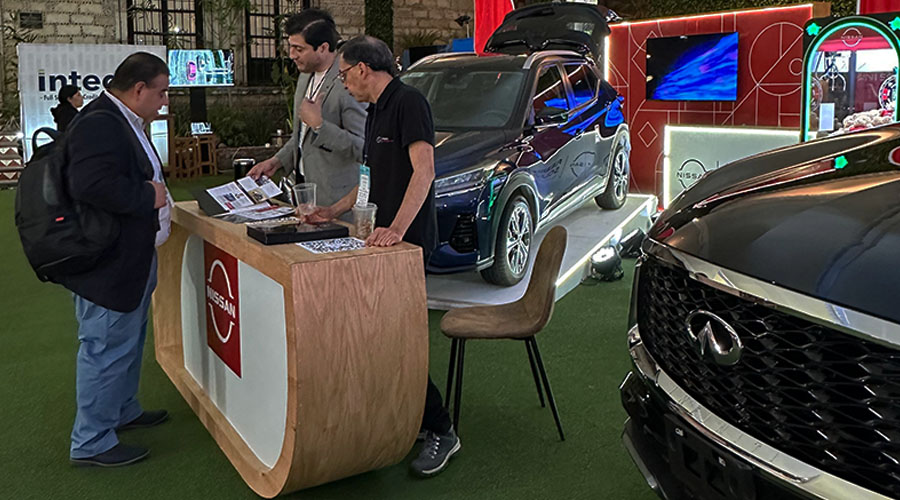 Fernando Calderas, gerente de Atención a Clientes de Flotilla de Nissan Mexicana y Luis Enrique Alvarez, gerente de Comunicaciones de Fleet & B2B Business Unit de Nissan Mexicana, durante el Día del administrador de flotillas organizado por AMAFA