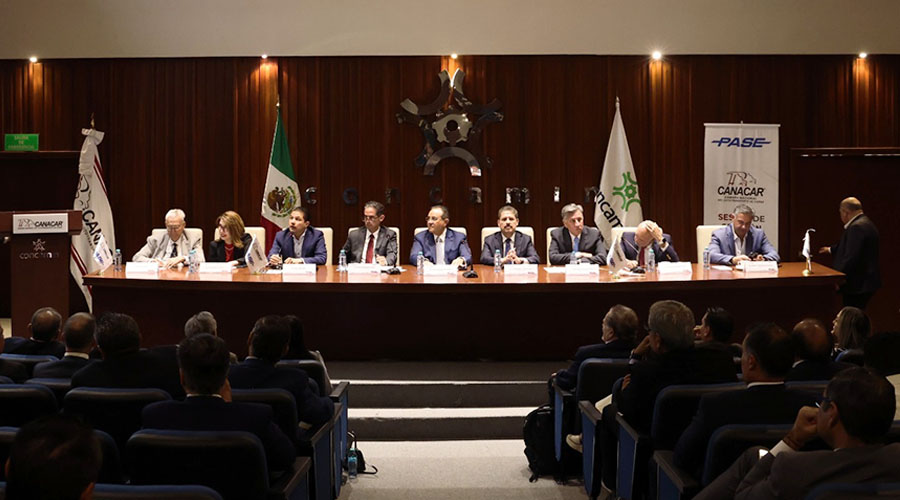 Comisión Nacional Ejecutiva de la CANACAR, encabezada por Miguel Ángel Martínez Millán, presidente de la Cámara