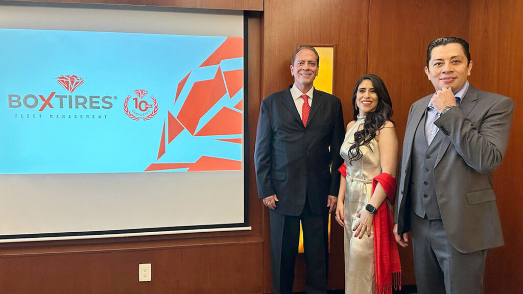 Claudio Sánchez, CEO de BOXTIRES; Paulina Castro, gerente comercial de BOXTIRES y Fernando Torres, director comercial de BOXTIRES, y logotipo de BOXTIRES y el 10 aniversario 