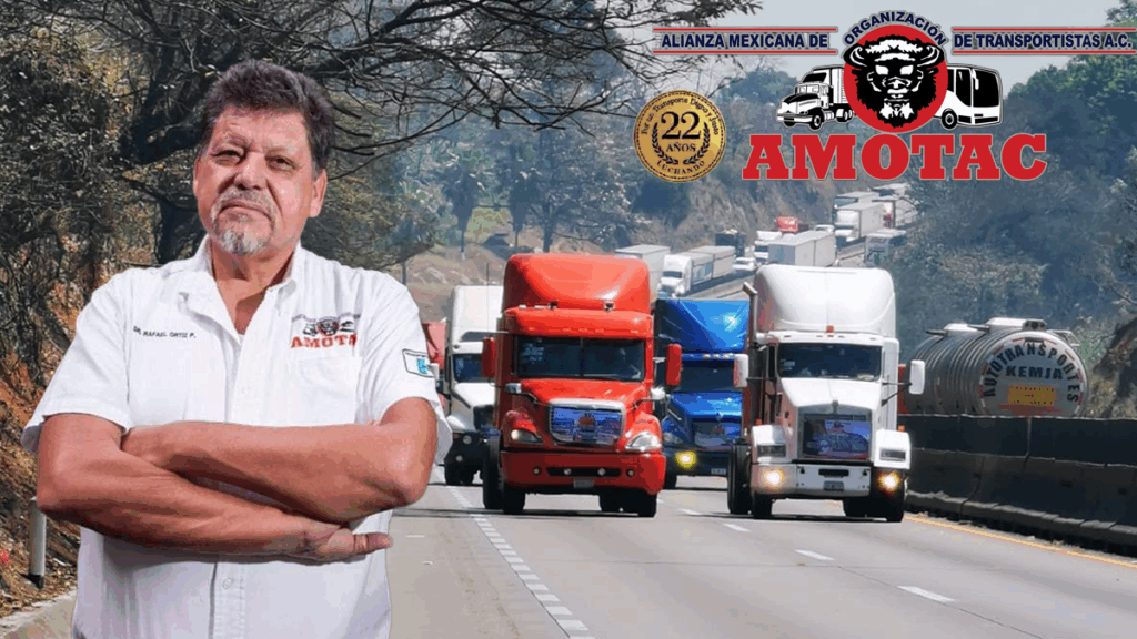 Rafael Ortiz Pacheco, presidente nacional de AMOTAC, en el fondo tractocamiones de socios de la Alianza y logotipo de AMOTAC 