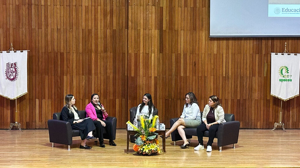 Virginia Olalde López-Gavito, directora de Comercio Exterior y Estudios Económicos en la ANPACT; Norma Lilia Rubio Ramírez, docente en UPIICSA; Anel Hernández, directora Comercial en Grupo Andrade y Dulce González, jefa del departamento de estudios ferroviarios de pasajeros de ARTF, en la 12va Expo Conexión Transporte (ECT) organizada por la Asociación de Estudiantes de Ingeniería en Transporte (ASEIT) de UPIICSA Virginia Olalde López-Gavito, directora de Comercio Exterior y Estudios Económicos en la ANPACT; Norma Lilia Rubio Ramírez, docente en UPIICSA; Anel Hernández, directora Comercial en Grupo Andrade y Dulce González, jefa del departamento de estudios ferroviarios de pasajeros de ARTF, en la 12va Expo Conexión Transporte (ECT) organizada por la Asociación de Estudiantes de Ingeniería en Transporte (ASEIT) de UPIICSA
