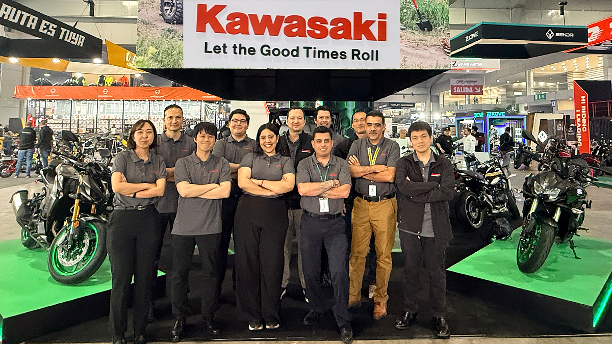 Equipo de Kawasaki Motors México encabezado por Amilcar Palacios en el SIMM 2025, donde la marca presentó su nueva etapa de operación directa en el país.