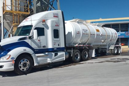 Una-pipa-especial-para-el-transporte-de-hidrocarburos-y-gas.-Factor-Automotor